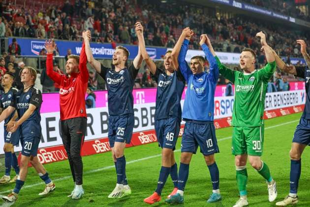 GER, 2 FBL 1 FC Koeln vs SC Paderborn 25 10 2024, Rheinenergie Stadion, Koeln, GER, 2 FBL 1 FC Koeln vs SC Paderborn, in the picture the Paderborn players say goodbye to the fans in the curve Ilyas Ansah Paderborn 29 , Felix Götze Goetze Paderborn 20 , Markus Schubert goalkeeper Paderborn 30 , Tjark Scheller Paderborn 25 , Luis Engels Paderborn 46 , Koen Kostons Paderborn 10 , nordphotoxGmbHx xMeuter nph00351
