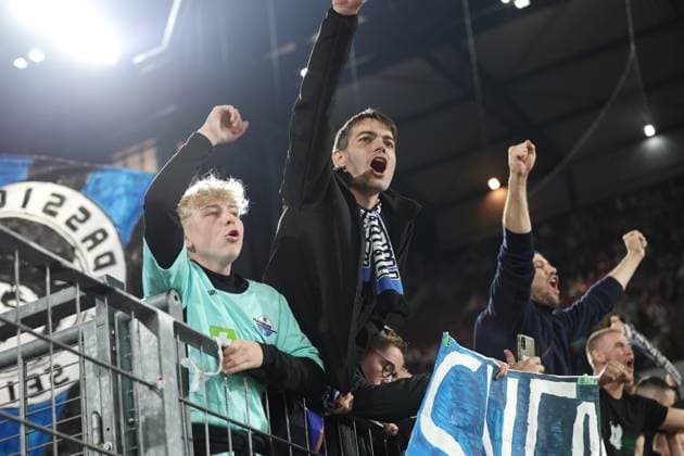 GER, 2 FBL 1 FC Koeln vs SC Paderborn 25 10 2024, Rheinenergie Stadion, Koeln, GER, 2 FBL 1 FC Koeln vs SC Paderborn, in the picture after the end of the match the Paderborn fans are happy about the victory nordphotoxGmbHx xMeuter nph00351
