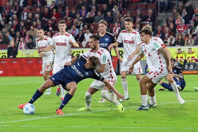 GER, 2 FBL 1 FC Koeln vs SC Paderborn 25 10 2024, Rheinenergie Stadion, Koeln, GER, 2 FBL 1 FC Koeln vs SC Paderborn, in the picture duel in the penalty area of Koeln which looks like 11 meters Leart Paqarada FC Koeln 17 , pulls Luis Engelns Paderborn 46 , downwards nordphotoxGmbHx xMeuter nph00351