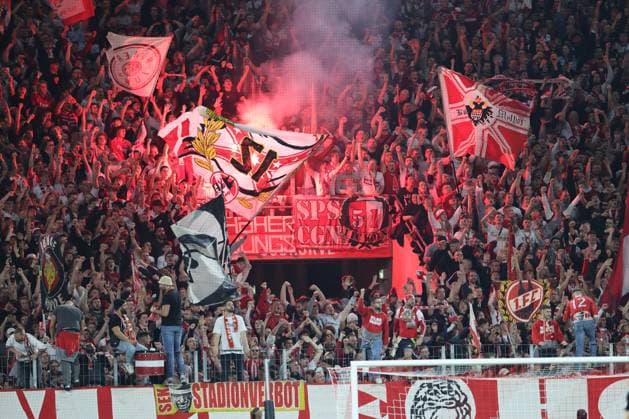 GER, 2 FBL 1 FC Koeln vs SC Paderborn 25 10 2024, Rheinenergie Stadion, Koeln, GER, 2 FBL 1 FC Koeln vs SC Paderborn, im Bild Pyrotechnik, Feuerwerk, Rauch, Gefahr, Feuer, Leuchtfeuer, Kurve, Koeln nordphotoxGmbHx xMeuter nph00351