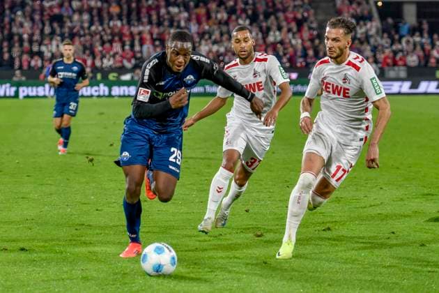 v li fighting for the ball p28 Linton Maina Koeln 37 Leart Pacarada Koeln 17 25 10 2024 Soccer 1 FC Koeln vs SC Paderborn 07, Rheinenergiestadion, Koeln, DFB DFL REGULATIONS PROHIBIT ANY USE OF PHOTOGRAPHS AS IMAGE SEQUENCES AND OR QUASI VIDEO NRW Germany Copyright: xpepphotox xHorstxMauelshagenx pep00321, pep_20241025_hm_0779
