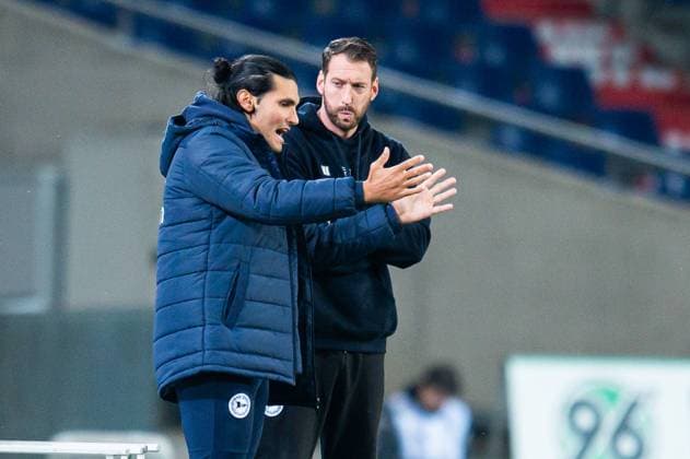 23 10 2024 Soccer, 2024 2025, 3 Liga, 11 Matchday, Hannover 96 II DSC Arminia Bielefeld L R Daniel Jara Co Coach Bielefeld , Mitch, Michel Kniat Coach Bielefeld DFB REGULATIONS PROHIBIT ANY USE OF PHOTOGRAPHS AS IMAGE SEQUENCES AND OR QUASI VIDEO