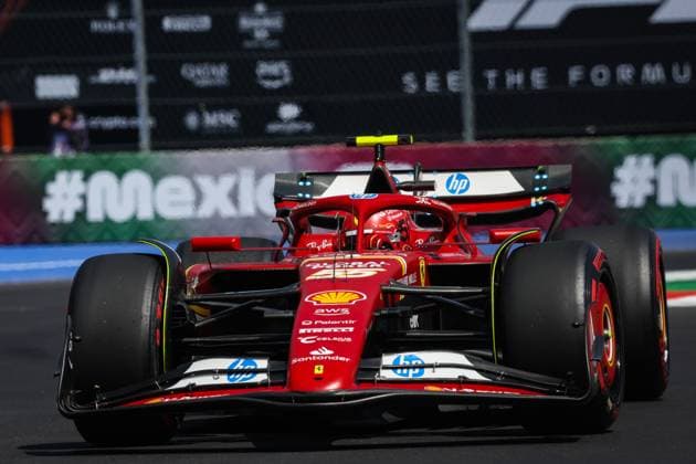 55 SAINZ Carlos (spa), Scuderia Ferrari SF-24, action during the Formula 1 Gran Premio de la Ciudad de Mexico 2024, 20th round of the 2024 Formula One World Championship, WM, Weltmeisterschaft from October 25 to 27, 2024 on the Autodromo Hermanos Rodriguez, in Mexico City, Mexico - F1 - MEXICO CITY GRAND PRIX 2024 DPPI Panoramic  241025_R20_MESSICO_DP_AV3_1090