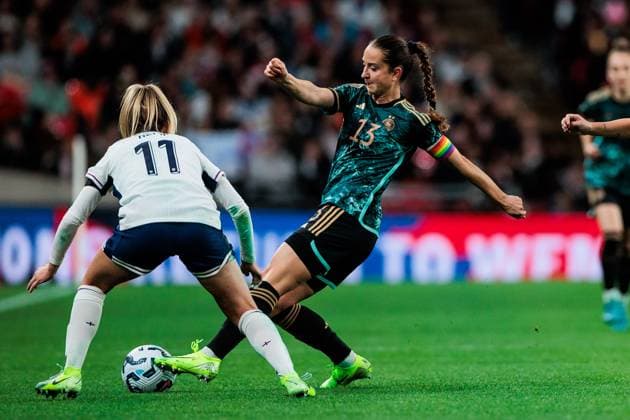 Friendly match women England Germany 25 10 2024 duel Lauren Hemp England, 11 , Sara Däbritz Germany, 13 Friendly match women England Germany, London, Wembley Stadium on 25 10 2024 Copyright: xBEAUTIFULxSPORTS Wunderlx