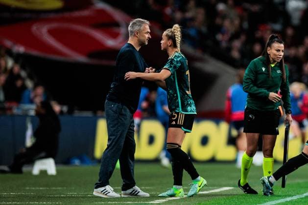 Friendly match Women England Germany 25 10 2024 Christian Wück Germany, national coach claps with Giulia Gwinn Germany, 15 during substitution Friendly match Women England Germany, London, Wembley Stadium on 25 10 2024 Copyright: xBEAUTIFULxSPORTS Wunderlx