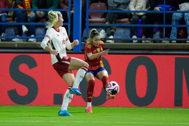 October 25, 2024, Badajoz, Almendralejo, SPAIN: Olga Carmona of Spain and Janine Beckie of Canada in action during the International Friendly, Länderspiel, Nationalmannschaft match played between Spain and Canada at Francisco de la Hera stadium on October 25, 2024, in Badajoz, Spain. Badajoz SPAIN - ZUMAa181 20241025_zaa_a181_236 Copyright: xJoaquinxCorcherox