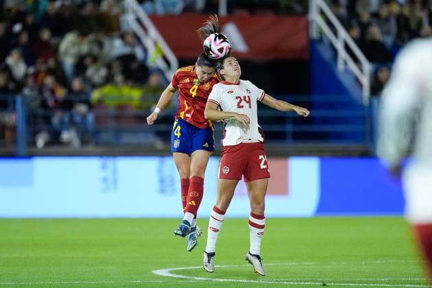 October 25, 2024, Badajoz, Almendralejo, SPAIN: Evelyne Viens of Canada and Maria Mendez of Spain in action during the International Friendly, Länderspiel, Nationalmannschaft match played between Spain and Canada at Francisco de la Hera stadium on October 25, 2024, in Badajoz, Spain. Badajoz SPAIN - ZUMAa181 20241025_zaa_a181_237 Copyright: xJoaquinxCorcherox