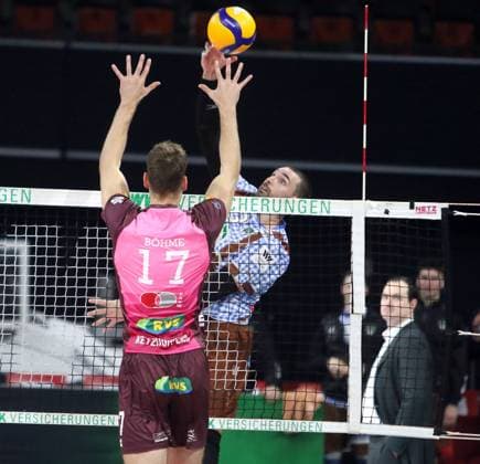 from left Niclas BOEHME KWh ,Victor RODRIGUEZ PEREZ Herrsching , He Volleyballl, Bundesliga 2024 25 WWK Volleys Herrsching vs Energiequelle Netzhoppers Koenigs Wusterhausen, Munich, BMW Park, 25 10 24 Copyright: WolfgangxFehrmann