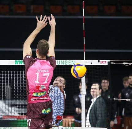 from left Niclas BOEHME KWh ,Victor RODRIGUEZ PEREZ Herrsching , He Volleyballl, Bundesliga 2024 25 WWK Volleys Herrsching vs Energiequelle Netzhoppers Koenigs Wusterhausen, Munich, BMW Park, 25 10 24 Copyright: WolfgangxFehrmann