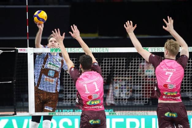 from left Filip JOHN Herrsching , Theo TIMMERMANN KWh , He Volleyballl, Bundesliga 2024 25 WWK Volleys Herrsching vs Energiequelle Netzhoppers Koenigs Wusterhausen, Munich, BMW Park, 25 10 24 Copyright: WolfgangxFehrmann