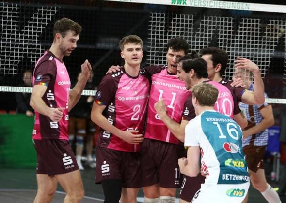 Joy of the team from KWh after winning points, He Volleyballl, Bundesliga 2024 25 WWK Volleys Herrsching vs Energiequelle Netzhoppers Koenigs Wusterhausen, Munich, BMW Park, 25 10 24 Copyright: WolfgangxFehrmann