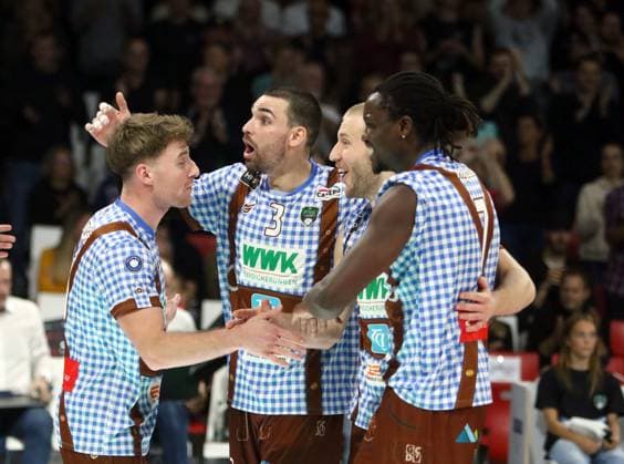 The Herrsching teams joy at winning the first set, in the middle Victor RODRIGUEZ PEREZ Herrsching , He Volleyballl, Bundesliga 2024 25 WWK Volleys Herrsching vs Energiequelle Netzhoppers Koenigs Wusterhausen, Munich, BMW Park, 25 10 24 Copyright: WolfgangxFehrmann