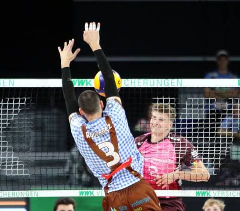 from left Victor RODRIGUEZ PEREZ Herrsching , Maxim KUENITZ KWh , He Volleyballl, Bundesliga 2024 25 WWK Volleys Herrsching vs Energiequelle Netzhoppers Koenigs Wusterhausen, Munich, BMW Park, 25 10 24 Copyright: WolfgangxFehrmann