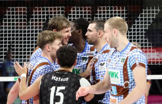 Herrsching delighted to win a point, He Volleyballl, Bundesliga 2024 25 WWK Volleys Herrsching vs Energiequelle Netzhoppers Koenigs Wusterhausen, Munich, BMW Park, 25 10 24 Copyright: WolfgangxFehrmann