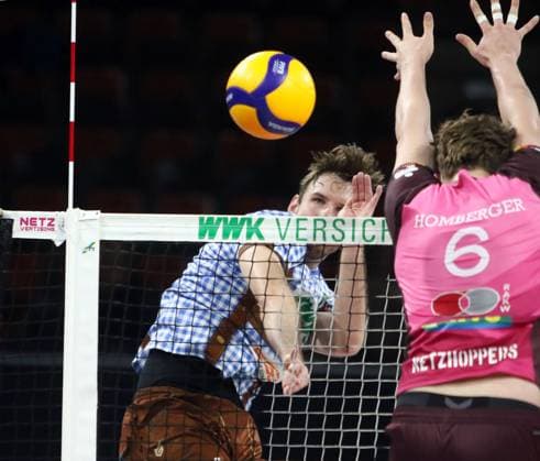 from left Filip JOHN Herrsching , Lovis HOMBERGER KWh , He Volleyballl, Bundesliga 2024 25 WWK Volleys Herrsching vs Energiequelle Netzhoppers Koenigs Wusterhausen, Munich, BMW Park, 25 10 24 Copyright: WolfgangxFehrmann