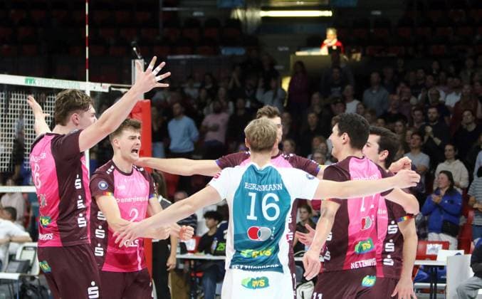 Joy of the players from KWh after winning the set He Volleyballl, Bundesliga 2024 25 WWK Volleys Herrsching vs Energiequelle Netzhoppers Koenigs Wusterhausen, Munich, BMW Park, 25 10 24 Copyright: WolfgangxFehrmann