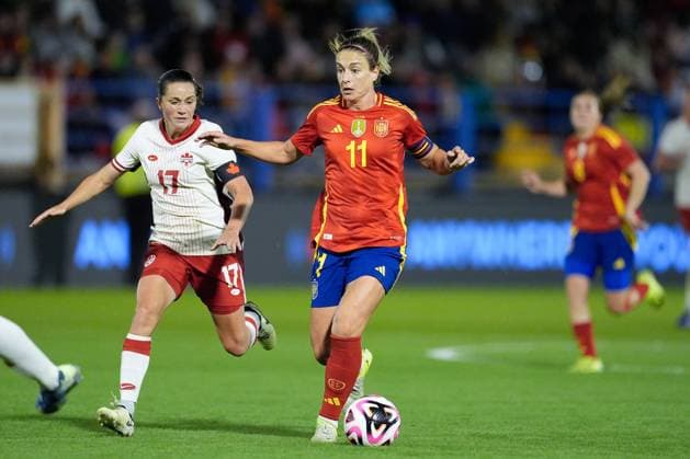 October 25, 2024, Badajoz, Almendralejo, SPAIN: Alexia Putellas of Spain and Jessie Fleming of Canada in action during the International Friendly, Länderspiel, Nationalmannschaft match played between Spain and Canada at Francisco de la Hera stadium on October 25, 2024, in Badajoz, Spain. Badajoz SPAIN - ZUMAa181 20241025_zaa_a181_271 Copyright: xJoaquinxCorcherox