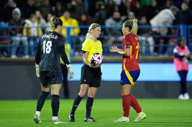 October 25, 2024, Badajoz, Almendralejo, SPAIN: Alexia Putellas of Spain protests during the International Friendly, Länderspiel, Nationalmannschaft match played between Spain and Canada at Francisco de la Hera stadium on October 25, 2024, in Badajoz, Spain. Badajoz SPAIN - ZUMAa181 20241025_zaa_a181_291 Copyright: xJoaquinxCorcherox