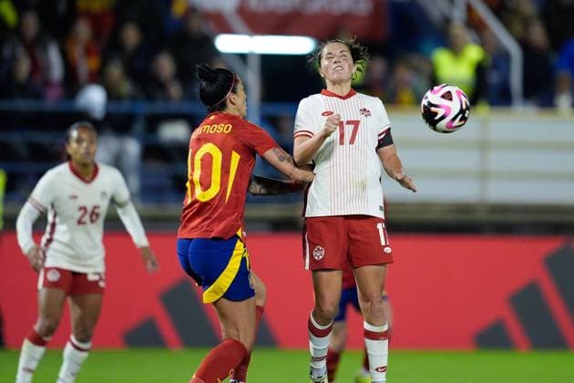 October 25, 2024, Badajoz, Almendralejo, SPAIN: Jessie Fleming of Canada and Jenni Hermoso of Spain in action during the International Friendly, Länderspiel, Nationalmannschaft match played between Spain and Canada at Francisco de la Hera stadium on October 25, 2024, in Badajoz, Spain. Badajoz SPAIN - ZUMAa181 20241025_zaa_a181_294 Copyright: xJoaquinxCorcherox