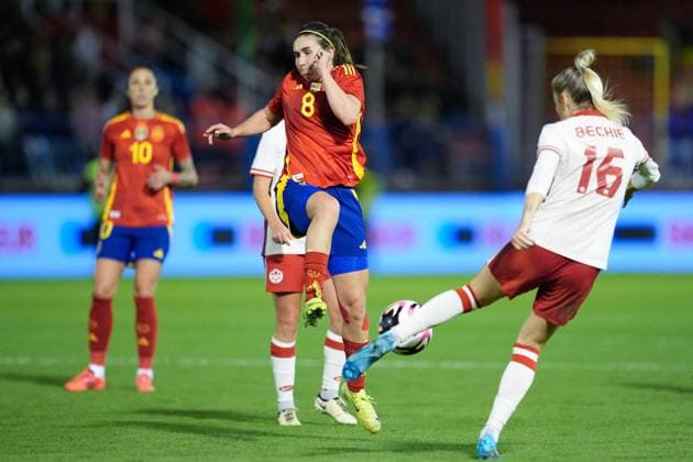 October 25, 2024, Badajoz, Almendralejo, SPAIN: Mariona Caldentey of Spain and Janine Beckie of Canada in action during the International Friendly, Länderspiel, Nationalmannschaft match played between Spain and Canada at Francisco de la Hera stadium on October 25, 2024, in Badajoz, Spain. Badajoz SPAIN - ZUMAa181 20241025_zaa_a181_295 Copyright: xJoaquinxCorcherox