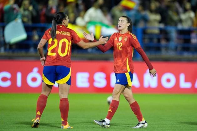 October 25, 2024, Badajoz, Almendralejo, SPAIN: Patri Guijarro of Spain greets Cristina Martin-Prieto during the International Friendly, Länderspiel, Nationalmannschaft match played between Spain and Canada at Francisco de la Hera stadium on October 25, 2024, in Badajoz, Spain. Badajoz SPAIN - ZUMAa181 20241025_zaa_a181_300 Copyright: xJoaquinxCorcherox