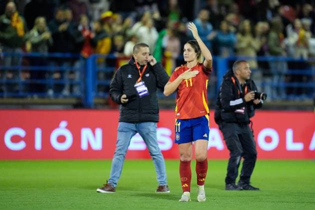 October 25, 2024, Badajoz, Almendralejo, SPAIN: Alexia Putellas of Spain saludates to the supporters during the International Friendly, Länderspiel, Nationalmannschaft match played between Spain and Canada at Francisco de la Hera stadium on October 25, 2024, in Badajoz, Spain. Badajoz SPAIN - ZUMAa181 20241025_zaa_a181_302 Copyright: xJoaquinxCorcherox