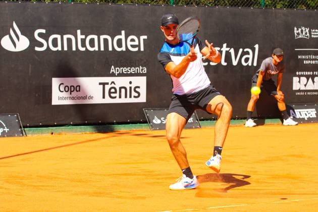 Portuguese duel in the quarterfinals of the ATP, Tennis Herren Challenger Curitiba Curitiba (pr), 10 25 2024- tennis atp challenger curitiba gastao elias jaime faria- portuguese duel for the quarterfinals of the atp challenger curitiba, tennis player jaime faria beat his compatriot gastao elias by 5 7 6 3 6 1 on the graciosa country club court this friday, october 25, 2024. (Foto: Edson De Souza Thenews2 imago images) SPO  Copyright: xEdsonxTeodoroxDexSouzax