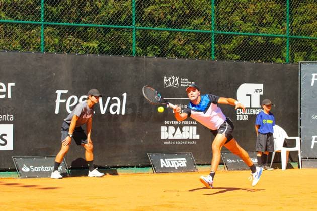 Portuguese duel in the quarterfinals of the ATP, Tennis Herren Challenger Curitiba Curitiba (pr), 10 25 2024- tennis atp challenger curitiba gastao elias jaime faria- portuguese duel for the quarterfinals of the atp challenger curitiba, tennis player jaime faria beat his compatriot gastao elias by 5 7 6 3 6 1 on the graciosa country club court this friday, october 25, 2024. (Foto: Edson De Souza Thenews2 imago images) SPO  Copyright: xEdsonxTeodoroxDexSouzax