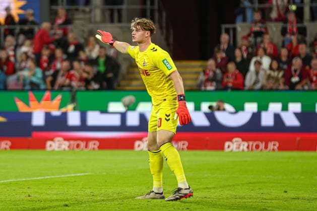Cologne, Germany, 25 10 24 Goalkeeper Jonas Urbig 1 FC Koeln gestures, gestures during the 2 Bundesliga match between 1 FC Köln SC Paderborn at RheinEnergieSTADION on October 25, 2024 in Cologne, Germany Köln ReihnEnergieSTADION Germany Copyright: xStefanxBrauerx xBrauer-Fotoagentx