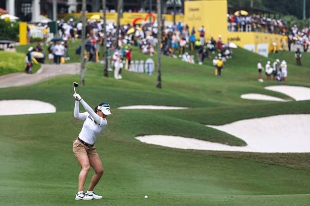 Sport Bilder des Tages KUALA LUMPUR, - OCTOBER 26: Atthaya Jeeno Thitikul of Thailand play a shot during the third round of the 2024 LPGA, Golf Damen Maybank Championship held at Kuala Lumpur Golf and Country Club in Kuala Lumpur, Malaysia on October 26, 2024.(Photo by Hazrin Yeob Men Shah Icon Sportswire) GOLF: OCT 26 LPGA Maybank Championship EDITORIAL USE ONLY Icon3782410265103