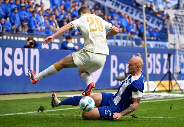 26 10 2024, xjhx, Soccer 2 Bundesliga, Karlsruher SC Hertha BSC Berlin emspor, v l Lasse Günther Karlsruher SC KSC , Toni Leistner Hertha BSC Berlin DFL DFB REGULATIONS PROHIBIT ANY USE OF PHOTOGRAPHS as IMAGE SEQUENCES and or QUASI VIDEO Karlsruhe