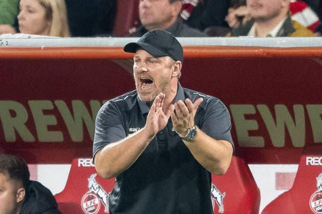 25 10 2024, Football 2 Bundesliga, Season 2024 2025, Matchday 10, 1 FC Köln vs SC Paderborn at RheinEnergieStadion in Cologne Lukas Kwasniok SC Paderborn, Head Coach , motivates his team Important notice According to the regulations of the DFL German Football League and the DFB German Football Association, it is prohibited to use or have used photographs taken in the stadium and or of the match in the form of sequential images and or video-like photo series Foto Kirchner Media TH Copyright: xKirchner-Media THx