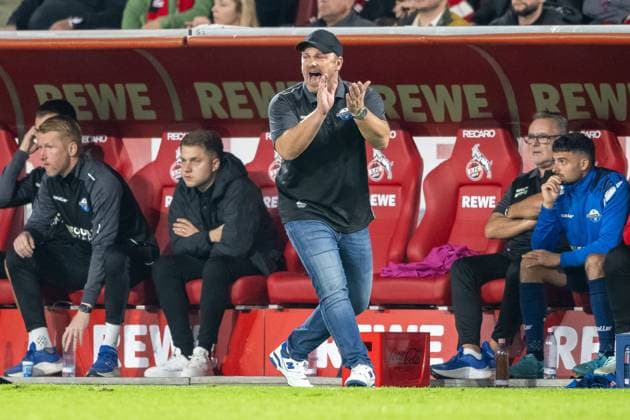 25 10 2024, Football 2 Bundesliga, Season 2024 2025, Matchday 10, 1 FC Köln vs SC Paderborn at RheinEnergieStadion in Cologne Lukas Kwasniok SC Paderborn, Head Coach tries to motivate his team Important note According to the regulations of the DFL German Football League and the DFB German Football Association, it is prohibited to use or have used photographs taken in the stadium and or of the match in the form of sequential images and or video-like photo series Photo Kirchner Media TH Copyright: xKirchner-Media THx