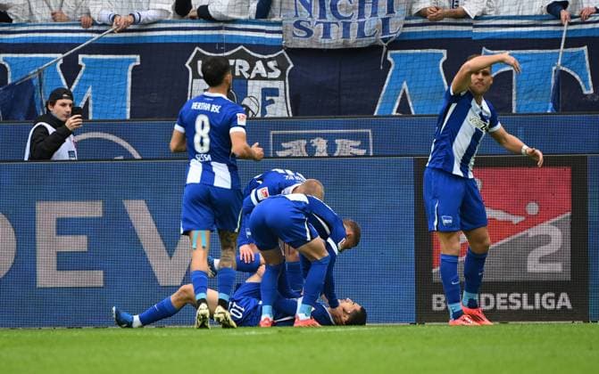 26 10 2024, xjhx, Fußball 2 Bundesliga, Karlsruher SC Hertha BSC Berlin emspor, v l Ibrahim Maza Hertha BSC Berlin celebrate the goal, Der Torjubel zum 0 1 verletzt, Verletzung, DFL DFB REGULATIONS PROHIBIT ANY USE OF PHOTOGRAPHS as IMAGE SEQUENCES and or QUASI VIDEO Karlsruhe