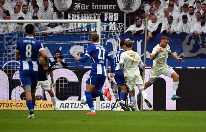 26 10 2024, xjhx, Fussball 2 Bundesliga, Karlsruher SC Hertha BSC Berlin emspor, v l Ibrahim Maza Hertha BSC Berlin Goal scored, erziehlt das Tor zum 0 1 DFL DFB REGULATIONS PROHIBIT ANY USE OF PHOTOGRAPHS as IMAGE SEQUENCES and or QUASI VIDEO Karlsruhe