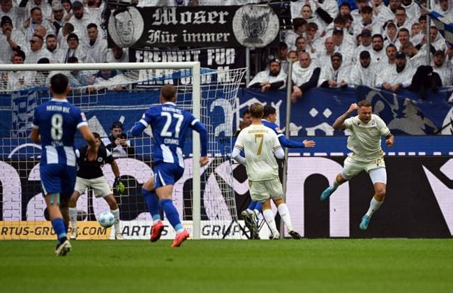 26 10 2024, xjhx, Fussball 2 Bundesliga, Karlsruher SC Hertha BSC Berlin emspor, v l Ibrahim Maza Hertha BSC Berlin Goal scored, erziehlt das Tor zum 0 1 DFL DFB REGULATIONS PROHIBIT ANY USE OF PHOTOGRAPHS as IMAGE SEQUENCES and or QUASI VIDEO Karlsruhe
