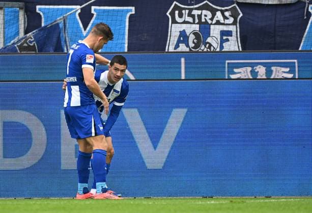 26 10 2024, xjhx, Fußball 2 Bundesliga, Karlsruher SC Hertha BSC Berlin emspor, v l Florian Niederlechner Hertha BSC Berlin , Ibrahim Maza Hertha BSC Berlin celebrate the goal, Der Torjubel zum 0 1 verletzt, Verletzung, DFL DFB REGULATIONS PROHIBIT ANY USE OF PHOTOGRAPHS as IMAGE SEQUENCES and or QUASI VIDEO Karlsruhe