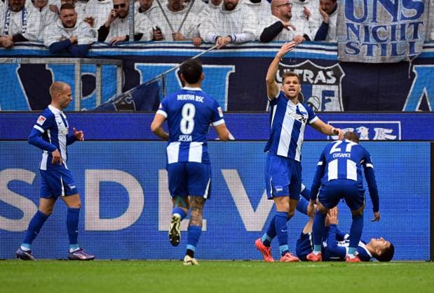 26 10 2024, xjhx, Fußball 2 Bundesliga, Karlsruher SC Hertha BSC Berlin emspor, v l Ibrahim Maza Hertha BSC Berlin celebrate the goal, Der Torjubel zum 0 1 verletzt, Verletzung, DFL DFB REGULATIONS PROHIBIT ANY USE OF PHOTOGRAPHS as IMAGE SEQUENCES and or QUASI VIDEO Karlsruhe