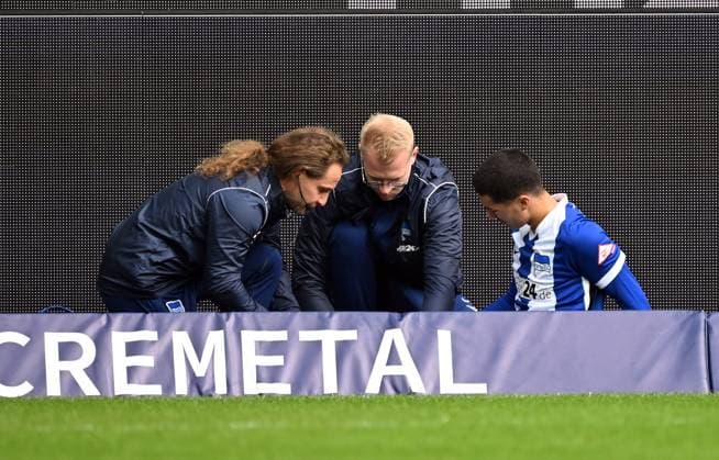 26 10 2024, xjhx, Football 2 Bundesliga, Karlsruher SC Hertha BSC Berlin emspor, v l Ibrahim Maza Hertha BSC Berlin injured, injury, DFL DFB REGULATIONS PROHIBIT ANY USE OF PHOTOGRAPHS as IMAGE SEQUENCES and or QUASI VIDEO Karlsruhe
