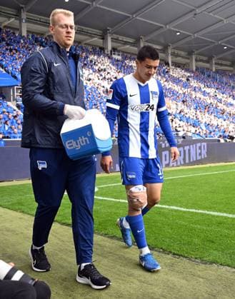 26 10 2024, xjhx, Football 2 Bundesliga, Karlsruher SC Hertha BSC Berlin emspor, v l Ibrahim Maza Hertha BSC Berlin injured, injury, DFL DFB REGULATIONS PROHIBIT ANY USE OF PHOTOGRAPHS as IMAGE SEQUENCES and or QUASI VIDEO Karlsruhe