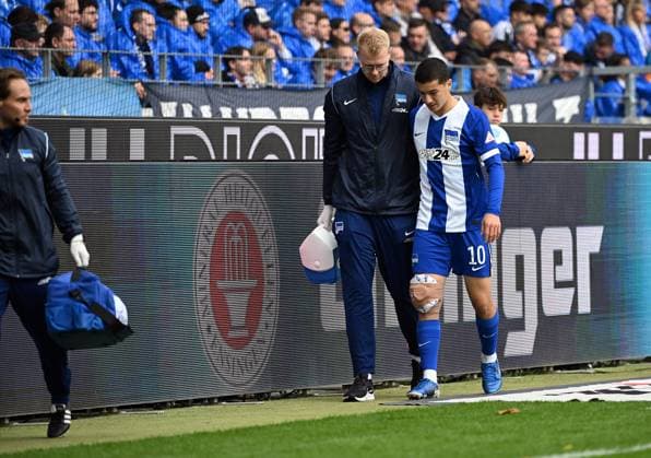 26 10 2024, xjhx, Football 2 Bundesliga, Karlsruher SC Hertha BSC Berlin emspor, v l Ibrahim Maza Hertha BSC Berlin injured, injury, DFL DFB REGULATIONS PROHIBIT ANY USE OF PHOTOGRAPHS as IMAGE SEQUENCES and or QUASI VIDEO Karlsruhe