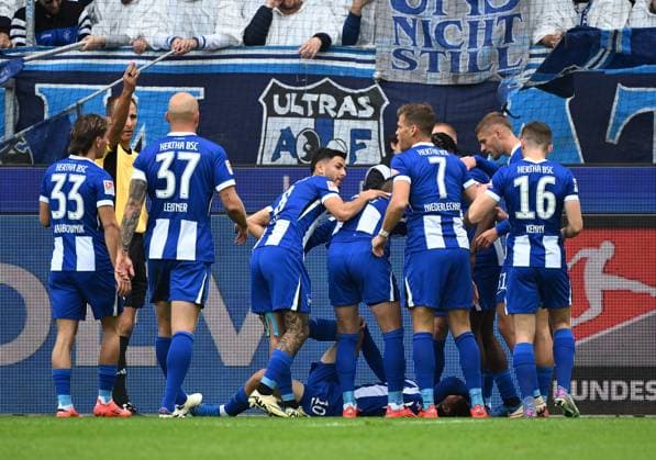 26 10 2024, xjhx, Fußball 2 Bundesliga, Karlsruher SC Hertha BSC Berlin emspor, v l Ibrahim Maza Hertha BSC Berlin celebrate the goal, Der Torjubel zum 0 1 verletzt, Verletzung, DFL DFB REGULATIONS PROHIBIT ANY USE OF PHOTOGRAPHS as IMAGE SEQUENCES and or QUASI VIDEO Karlsruhe