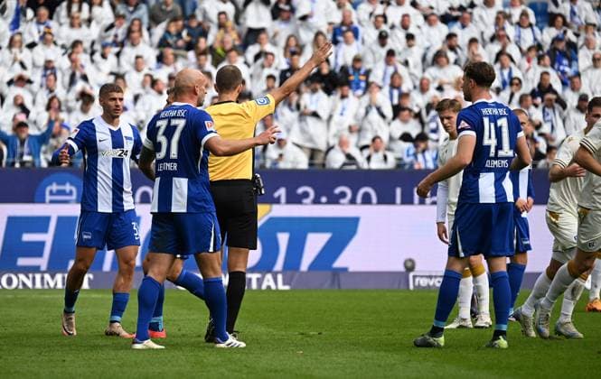 26 10 2024, xjhx, Soccer 2 Bundesliga, Karlsruher SC Hertha BSC Berlin emspor, v l Referee Florian Heft offside penalty, penalty kick, penalty shootout DFL DFB REGULATIONS PROHIBIT ANY USE OF PHOTOGRAPHS as IMAGE SEQUENCES and or QUASI VIDEO Karlsruhe
