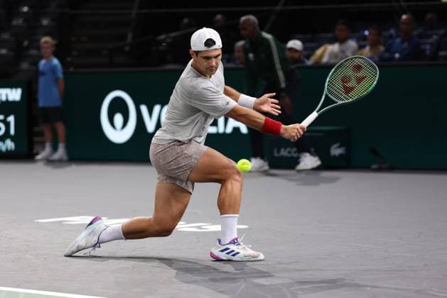 ROLEX PARIS MASTERS TENNIS 2024 Thierry Larret Maxppp. Tennis. Rolex Paris Masters. Accorhotels Arena, Paris (75), le 26 Octobre 2024. Qualifications : Marcos GIRON (USA) vs Hugo GASTON (FRA) Paris (75) ACCORHOTELS ARENA ILE DE FRANCE FRANCE  Copyright: xMAXPPPxThierryxLarretx TL_20241026_8005 0775460057st