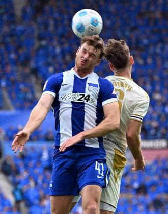 26 10 2024, xjhx, Soccer 2 Bundesliga, Karlsruher SC Hertha BSC Berlin emspor, v l Pascal Klemens Hertha BSC Berlin , Leon Jensen Karlsruher SC KSC DFL DFB REGULATIONS PROHIBIT ANY USE OF PHOTOGRAPHS as IMAGE SEQUENCES and or QUASI VIDEO Karlsruhe