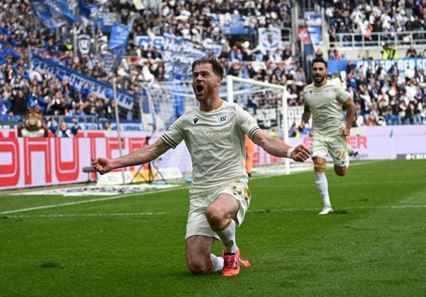 26 10 2024, xjhx, Fussball 2 Bundesliga, Karlsruher SC Hertha BSC Berlin emspor, v l Budu Zivivadze Karlsruher SC KSC celebrate the goal, Der Torjubel zum 1 1 DFL DFB REGULATIONS PROHIBIT ANY USE OF PHOTOGRAPHS as IMAGE SEQUENCES and or QUASI VIDEO Karlsruhe