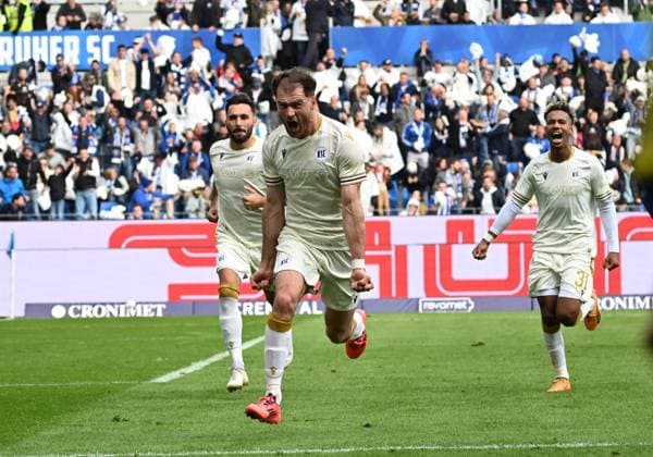 26 10 2024, xjhx, Fussball 2 Bundesliga, Karlsruher SC Hertha BSC Berlin emspor, v l Budu Zivivadze Karlsruher SC KSC celebrate the goal, Der Torjubel zum 1 1 DFL DFB REGULATIONS PROHIBIT ANY USE OF PHOTOGRAPHS as IMAGE SEQUENCES and or QUASI VIDEO Karlsruhe