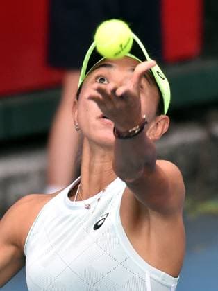 (241026) -- HONG KONG, Oct. 26, 2024 -- Lu Jiajing serves during the women s singles Qualifying match between Nadiia Kolb of Ukraine and Lu Jiajing of China at WTA250 Hong Kong Tennis Open in Hong Kong, south China, Oct. 26, 2024. (Photo by Xinhua) (SP)CHINA-HONG KONG-TENNIS WTA, Tennis Damen 250-WOMEN S SINGLES(CN) LoxPingxFai 