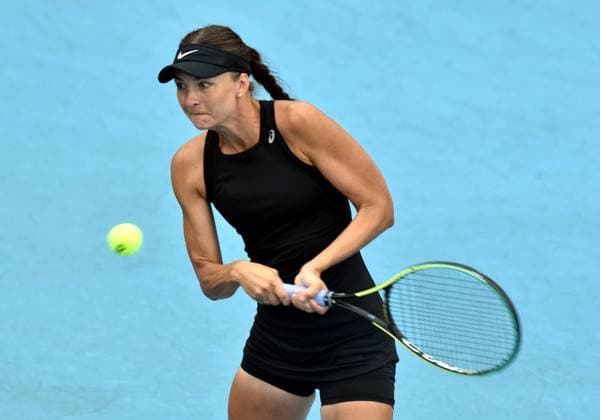 (241026) -- HONG KONG, Oct. 26, 2024 -- Nadiia Kolb hits a return during the women s singles Qualifying match between Nadiia Kolb of Ukraine and Lu Jiajing of China at WTA250 Hong Kong Tennis Open in Hong Kong, south China, Oct. 26, 2024. (Photo by Xinhua) (SP)CHINA-HONG KONG-TENNIS WTA, Tennis Damen 250-WOMEN S SINGLES(CN) LoxPingxFai 