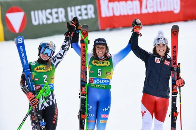 Sport Themen der Woche KW43 Sport Bilder des Tages ALPINE SKIING - FIS WC Soelden SOELDEN,AUSTRIA,26.OCT.24 - ALPINE SKIING - FIS World Cup season opening, Rettenbachferner, giant slalom, ladies. Image shows Alice Robinson (NZL), Federica Brignone (ITA) and Julia Scheib (AUT).  GEPAxpictures xWolfgangxGrebien